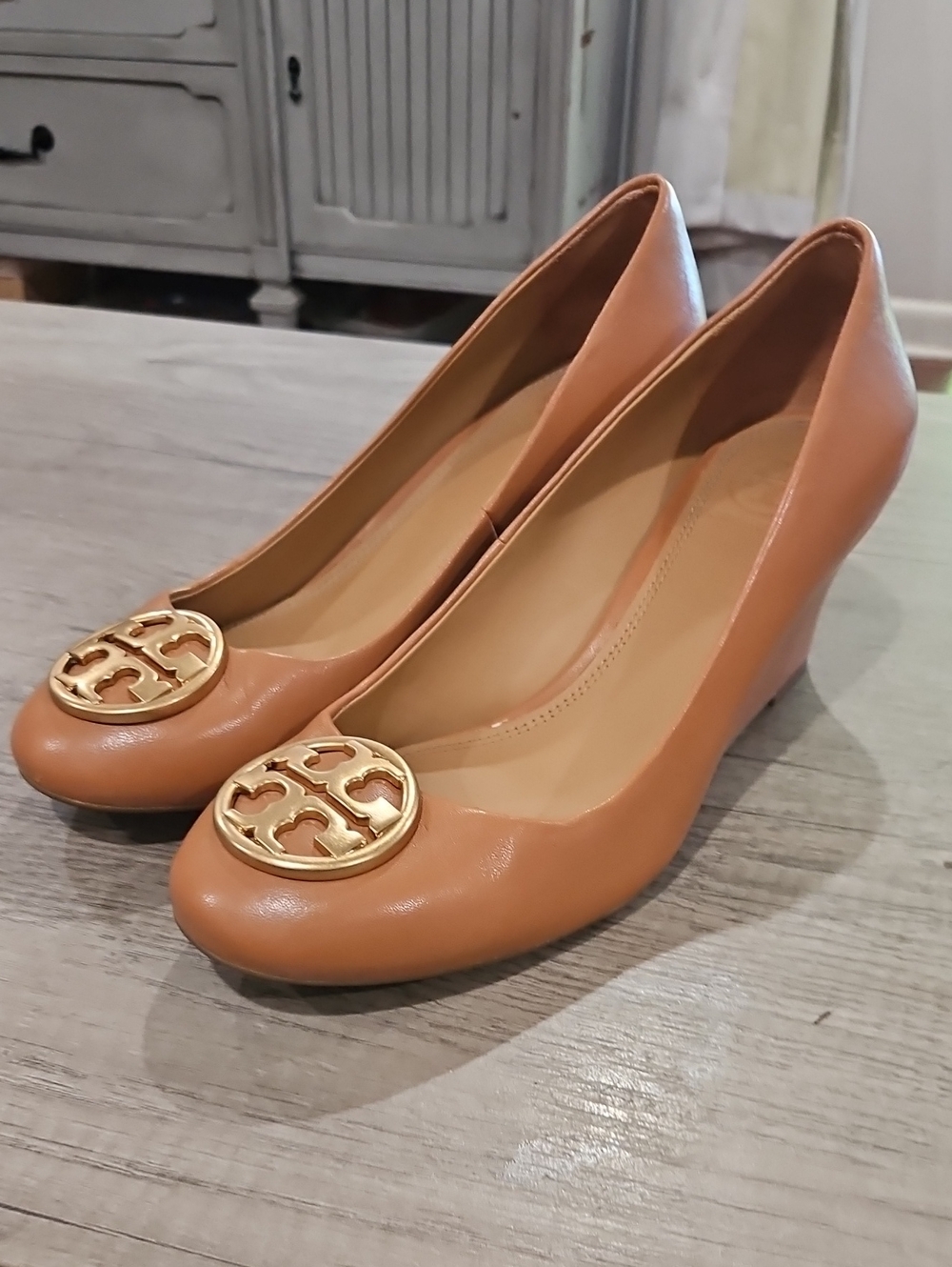 Tory Burch Chelsea Nappa Leather Wedges with Gold Logo Medallion size 6